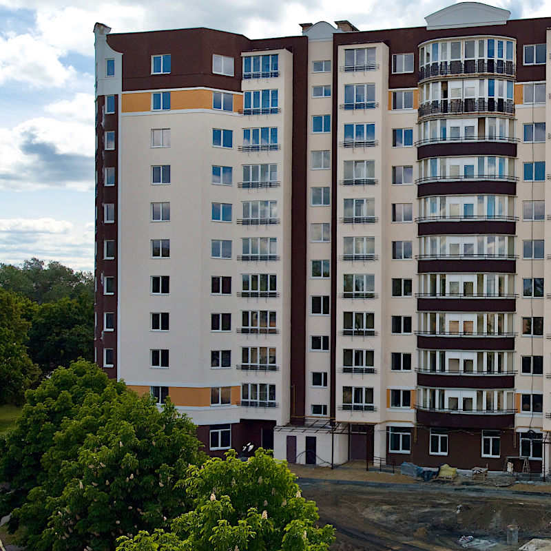 Двір новобудови на вул. Старий Поділ, 18 — травень 2020